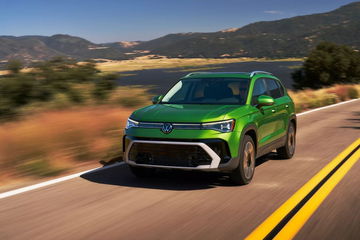 Volkswagen Taos 2024 en carretera, exhibiendo su dinámico diseño frontal y perfil lateral.