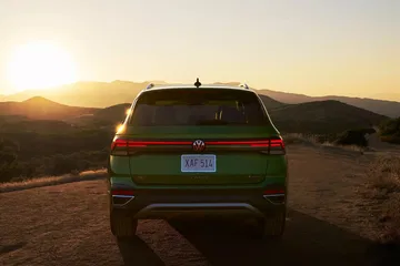 Volkswagen Taos 2024 captura al atardecer, mostrando su diseño trasero y líneas.