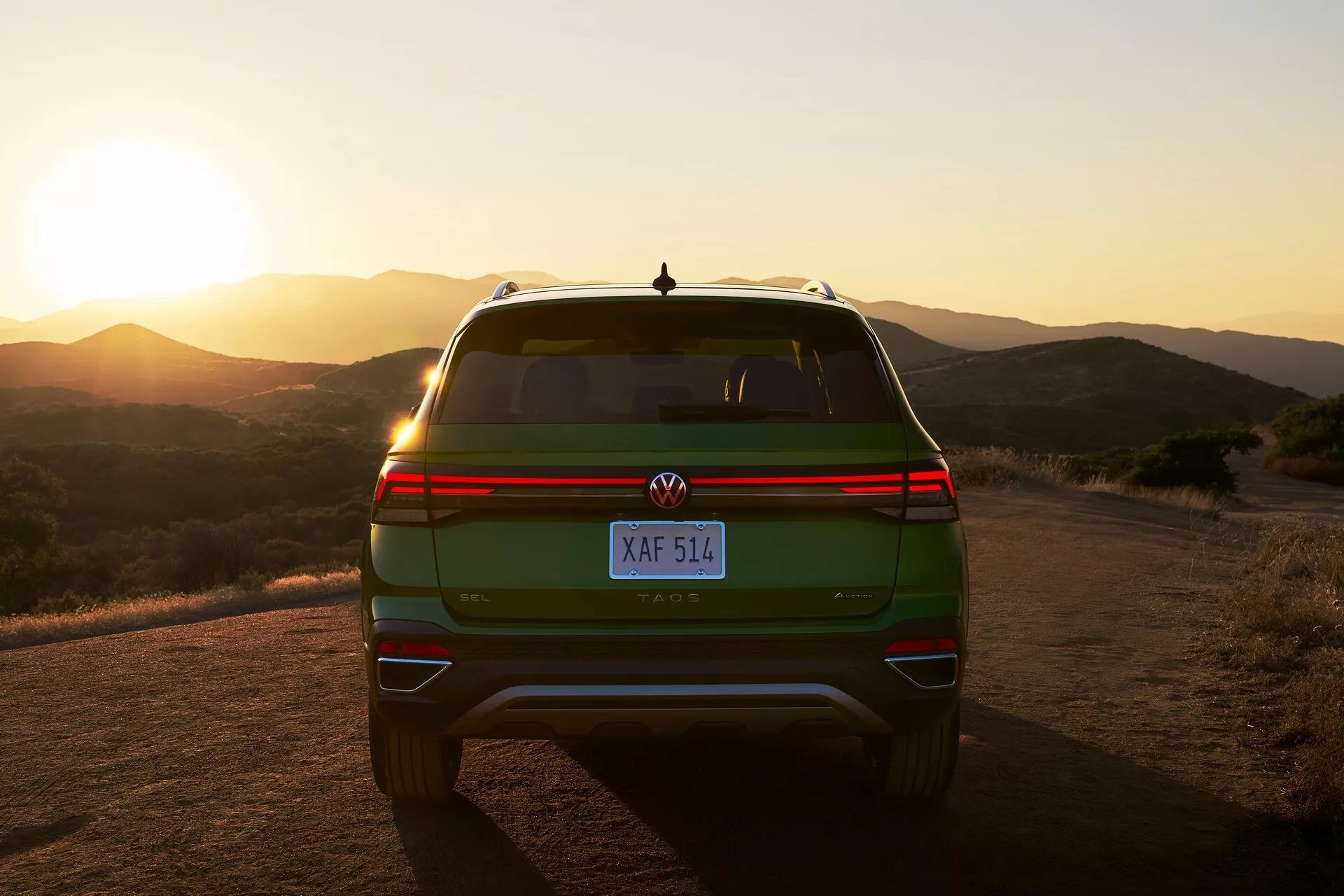 Volkswagen Taos 2024 captura al atardecer, mostrando su diseño trasero y líneas.