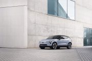 Vista lateral del Volvo EX30, un SUV compacto y eléctrico con diseño nórdico.