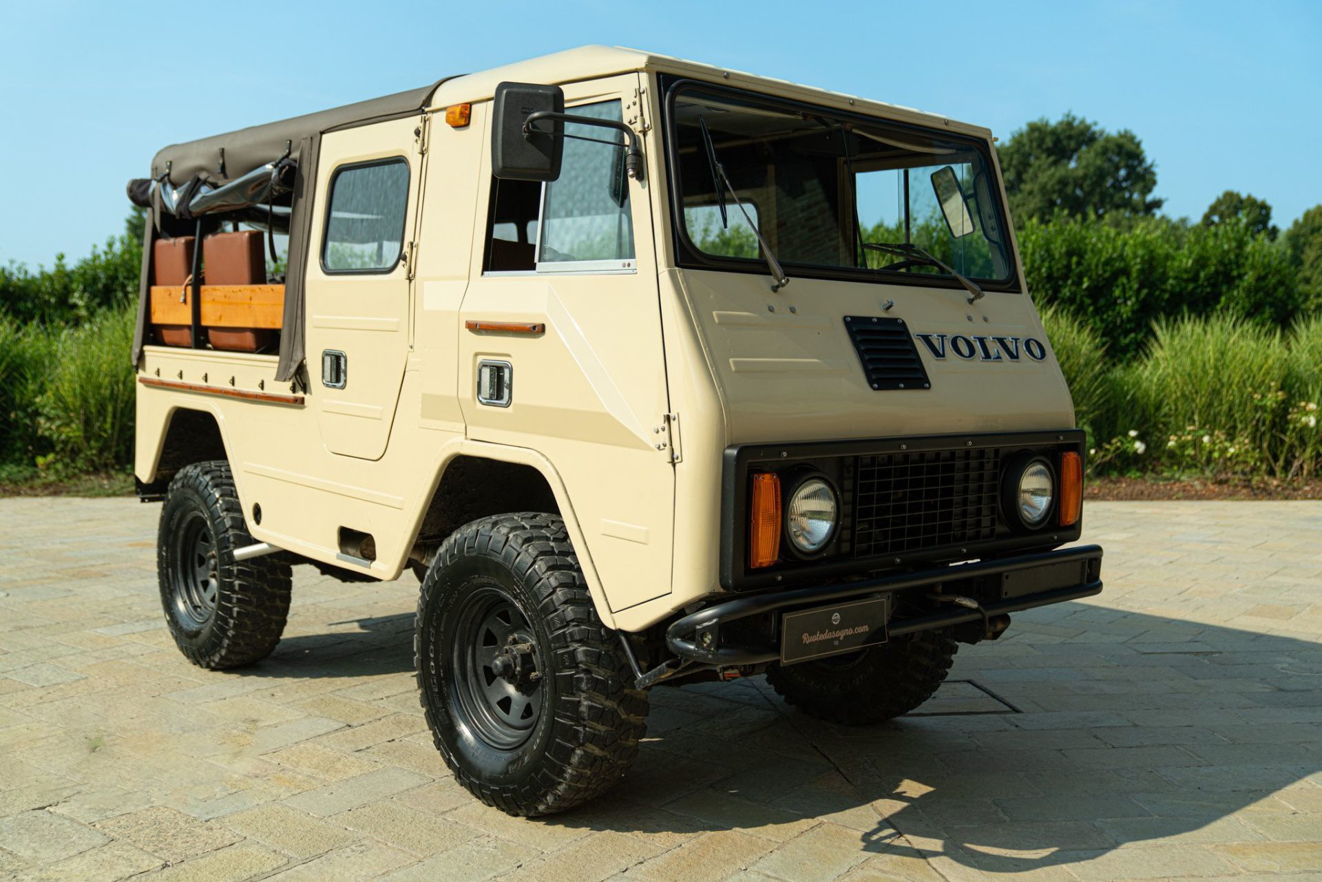 Perfil robusto del Volvo 4x4, comparado con la funcionalidad del Mercedes Unimog.