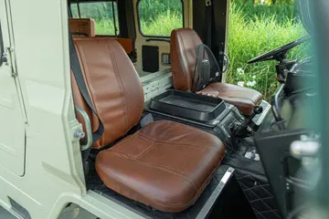 Asiento de cuero marrón del todoterreno de Volvo, refinamiento y resistencia.