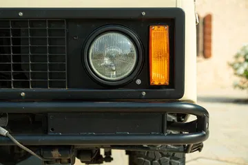 Primer plano de la robusta parrilla del Volvo todoterreno.