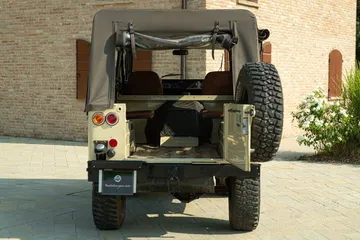 Vista trasera del robusto todoterreno de Volvo, preparado para la aventura.