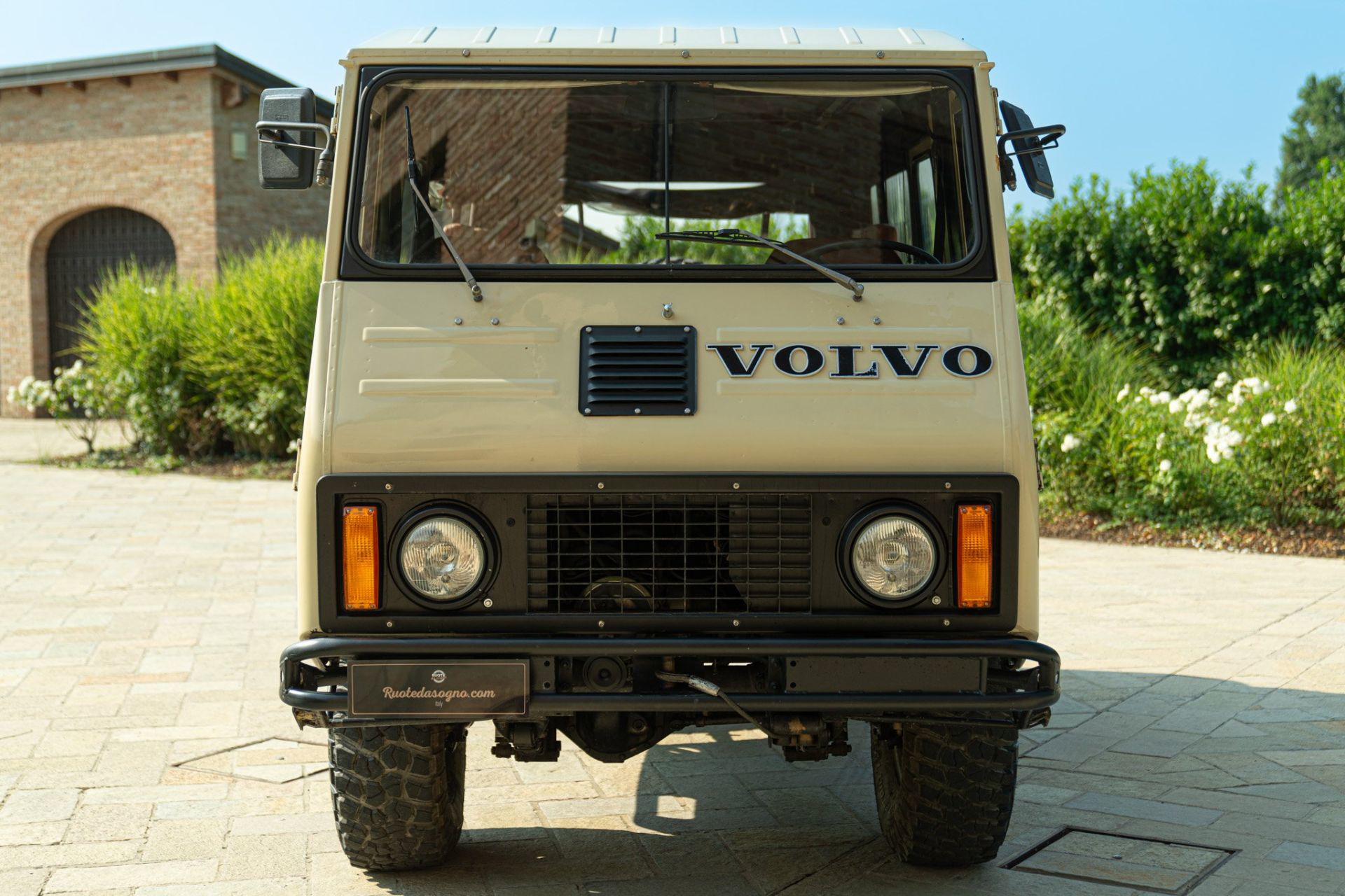 Robusto Volvo 4x4 con diseño funcional, listo para terrenos exigentes.