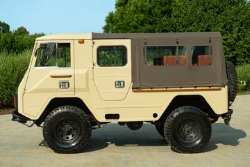 Robusto Volvo 4x4 con diseño funcional y gran capacidad de carga.