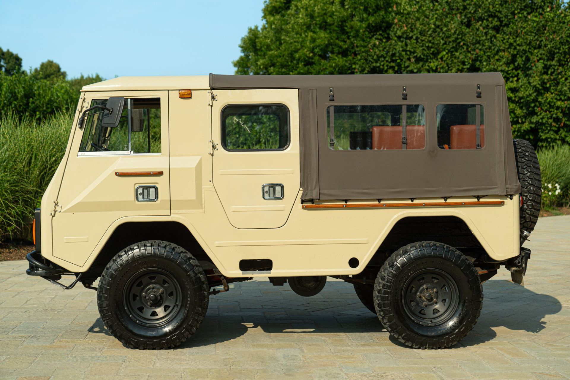 Robusto Volvo 4x4 con diseño funcional y gran capacidad de carga.