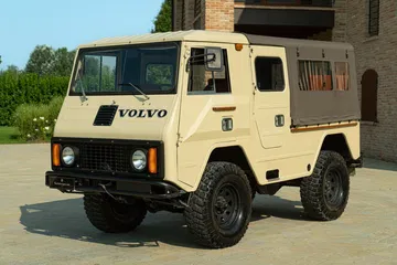 Vista lateral del robusto todoterreno de Volvo con diseño funcional.