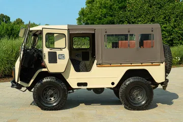 Perfil robusto Volvo todoterreno, diseño cúbico funcional