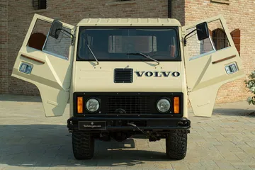Robusto Volvo 4x4 con apertura de puertas estilo