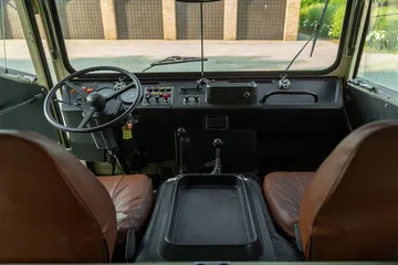 Vista frontal del habitáculo, mostrando asientos y panel de Volvo todoterreno.