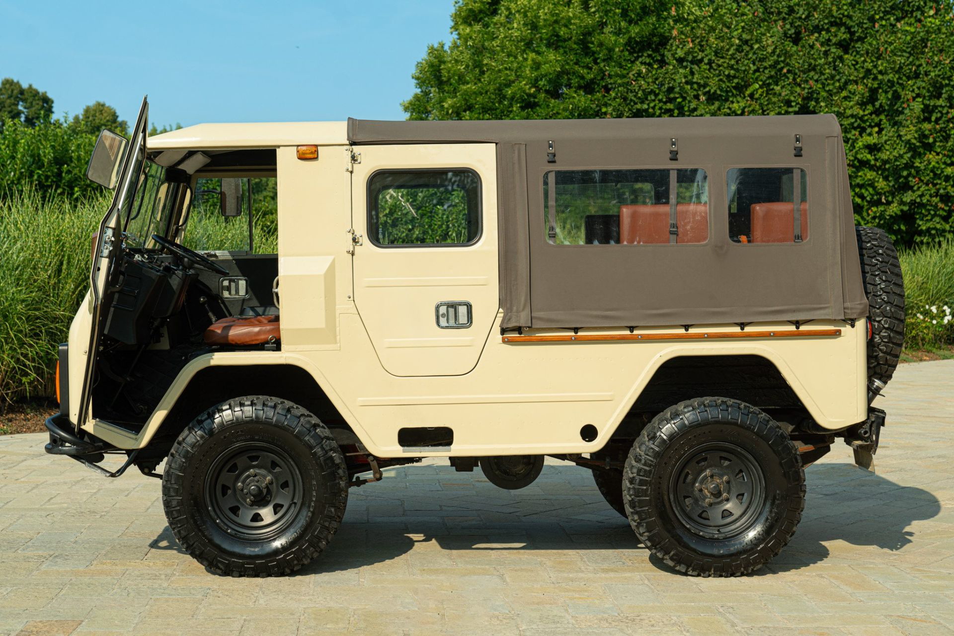 Perfil del Volvo todoterreno con diseño robusto.