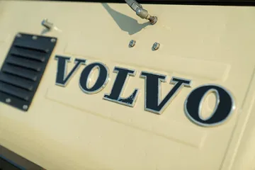 Insignia de Volvo en vehículo todoterreno sugerente de durabilidad.