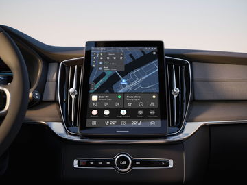 Consola central del Volvo XC90 con pantalla táctil y acabados refinados