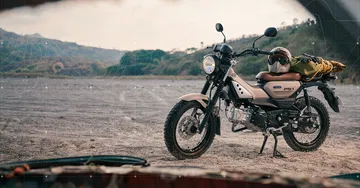 Vista lateral de una motocicleta Yamaha, eficiencia y fiabilidad en un solo vehículo