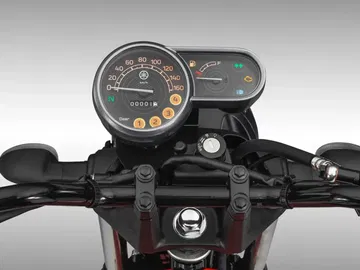 Panel de instrumentos Yamaha clásico con velocímetro analógico.