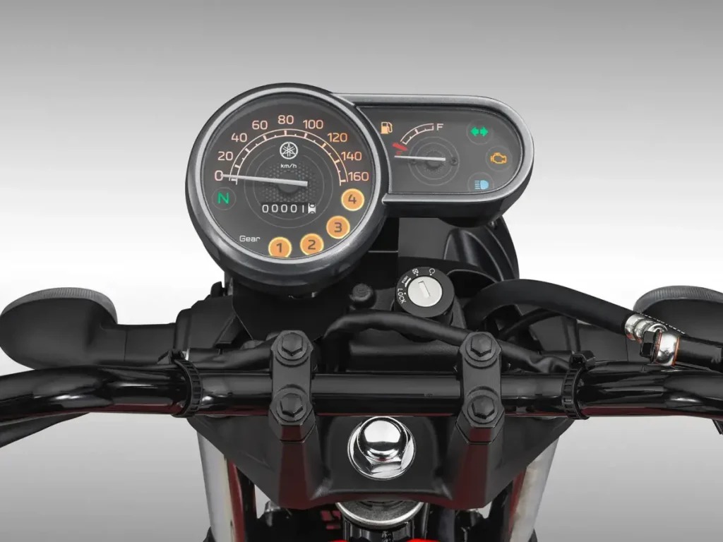 Panel de instrumentos Yamaha clásico con velocímetro analógico.