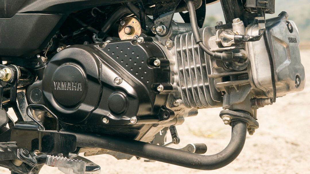 Visión detallada del motor de la Yamaha PG1, resaltando su eficiencia y fiabilidad.