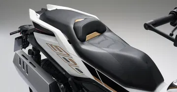 Vista lateral de la motocicleta Zontes 368G, destacando sus líneas modernas.