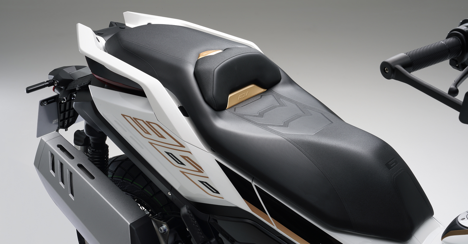 Vista lateral de la motocicleta Zontes 368G, destacando sus líneas modernas.