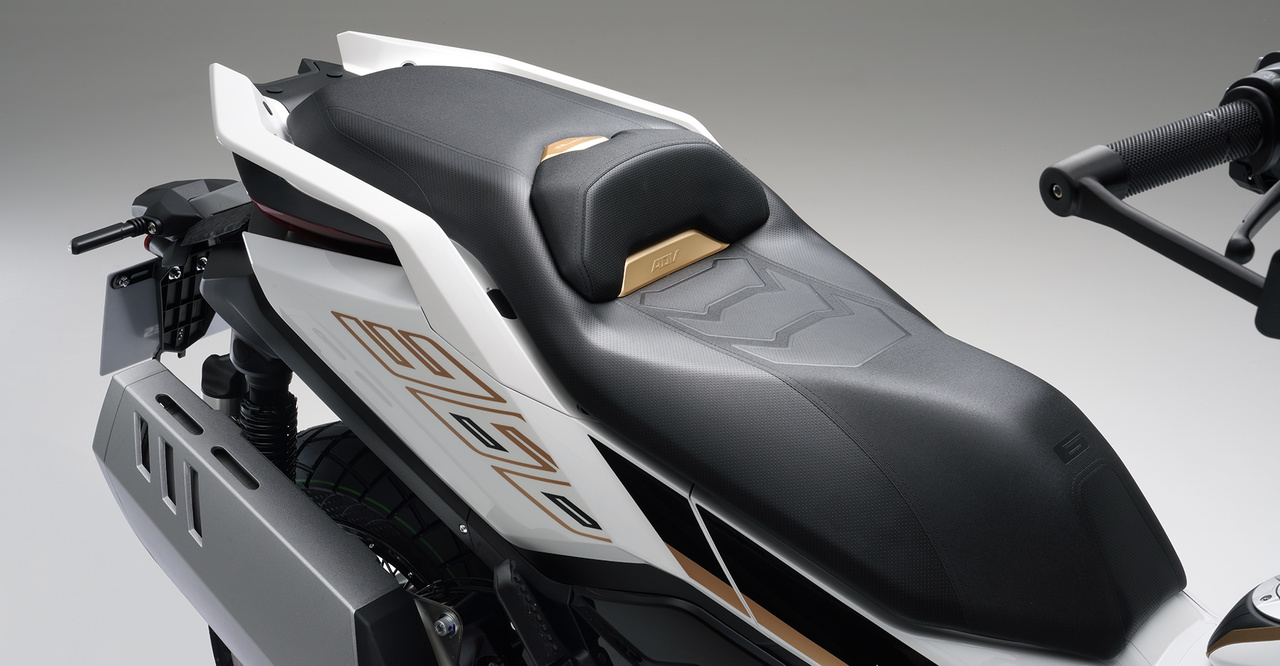 Vista lateral de la motocicleta Zontes 368G, destacando sus líneas modernas.