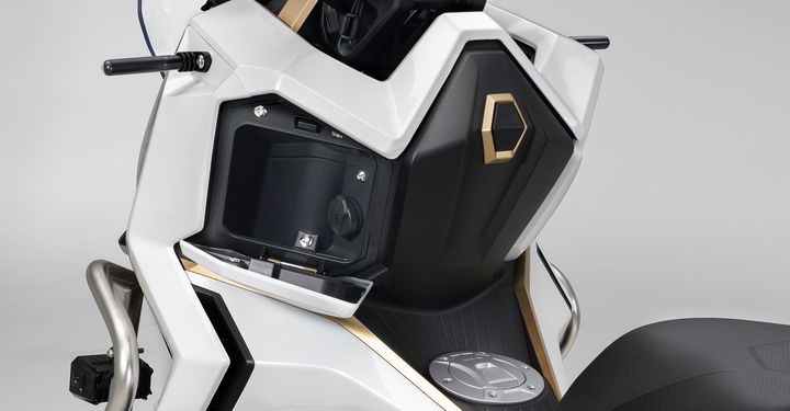 Compacto espacio de almacenamiento integrado en la motocicleta Zontes. Compacto espacio de almacenamiento integrado en la motocicleta Zontes.