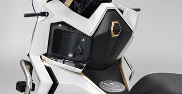 Compacto espacio de almacenamiento integrado en la motocicleta Zontes.