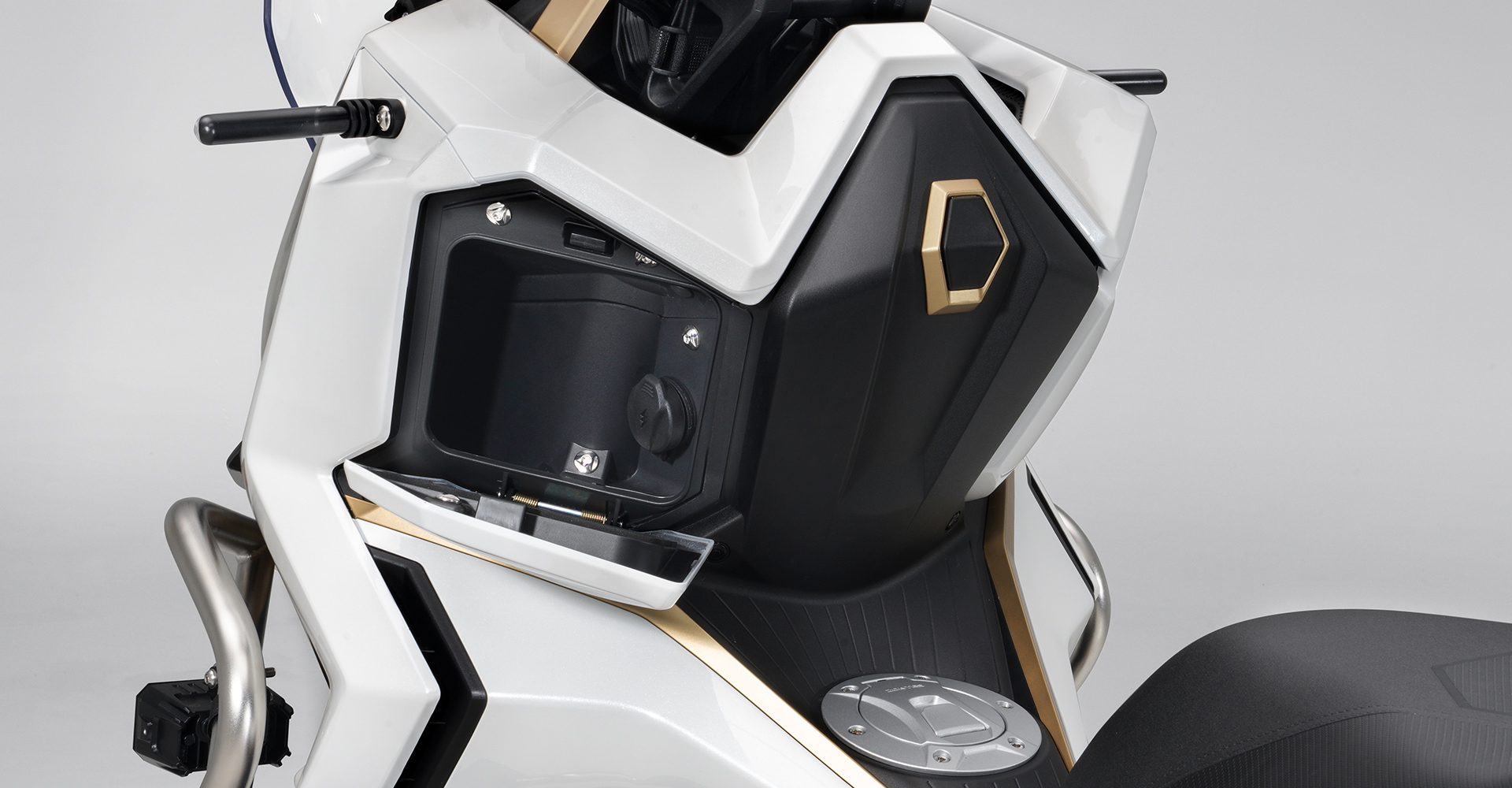 Compacto espacio de almacenamiento integrado en la motocicleta Zontes.