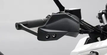 Vista de cerca del innovador diseño del retrovisor de la Zontes 368G.