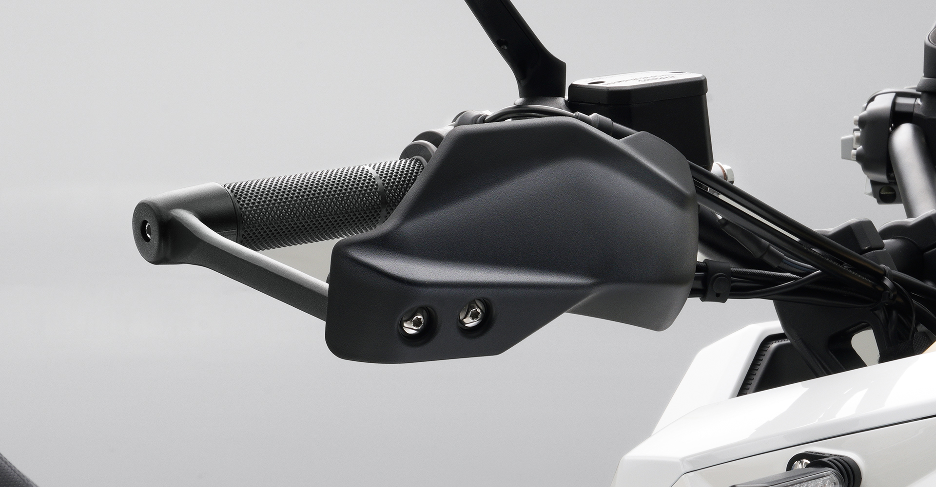 Vista de cerca del innovador diseño del retrovisor de la Zontes 368G.