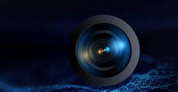 Detallada visión de la llanta y neumático, resaltando su diseño y robustez.