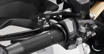 Vista cercana de mando e instrumentación de la Zontes 368G.