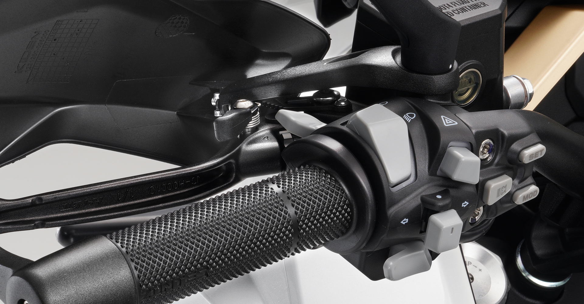 Vista cercana de mando e instrumentación de la Zontes 368G.