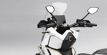 Vista delantera y lateral de la motocicleta Zontes 368G, destacando su diseño robusto.