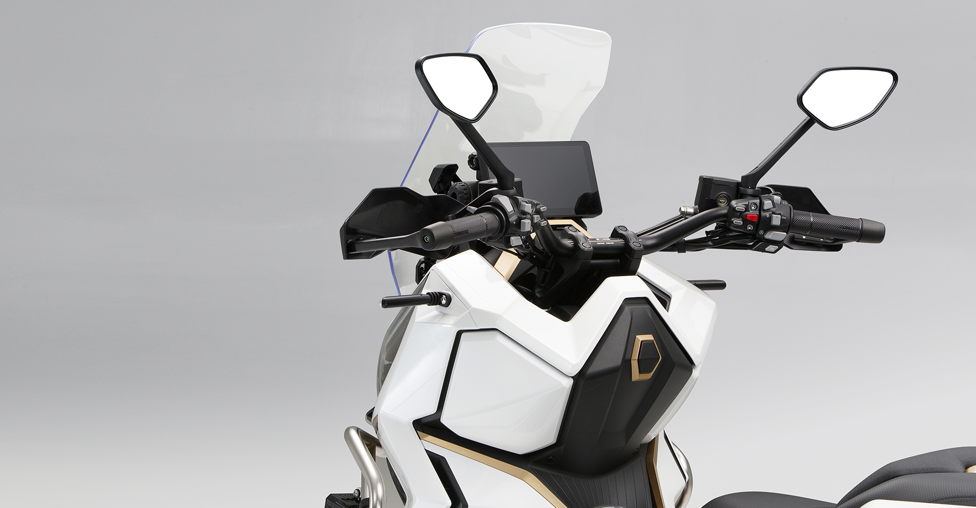 Vista delantera y lateral de la motocicleta Zontes 368G, destacando su diseño robusto.