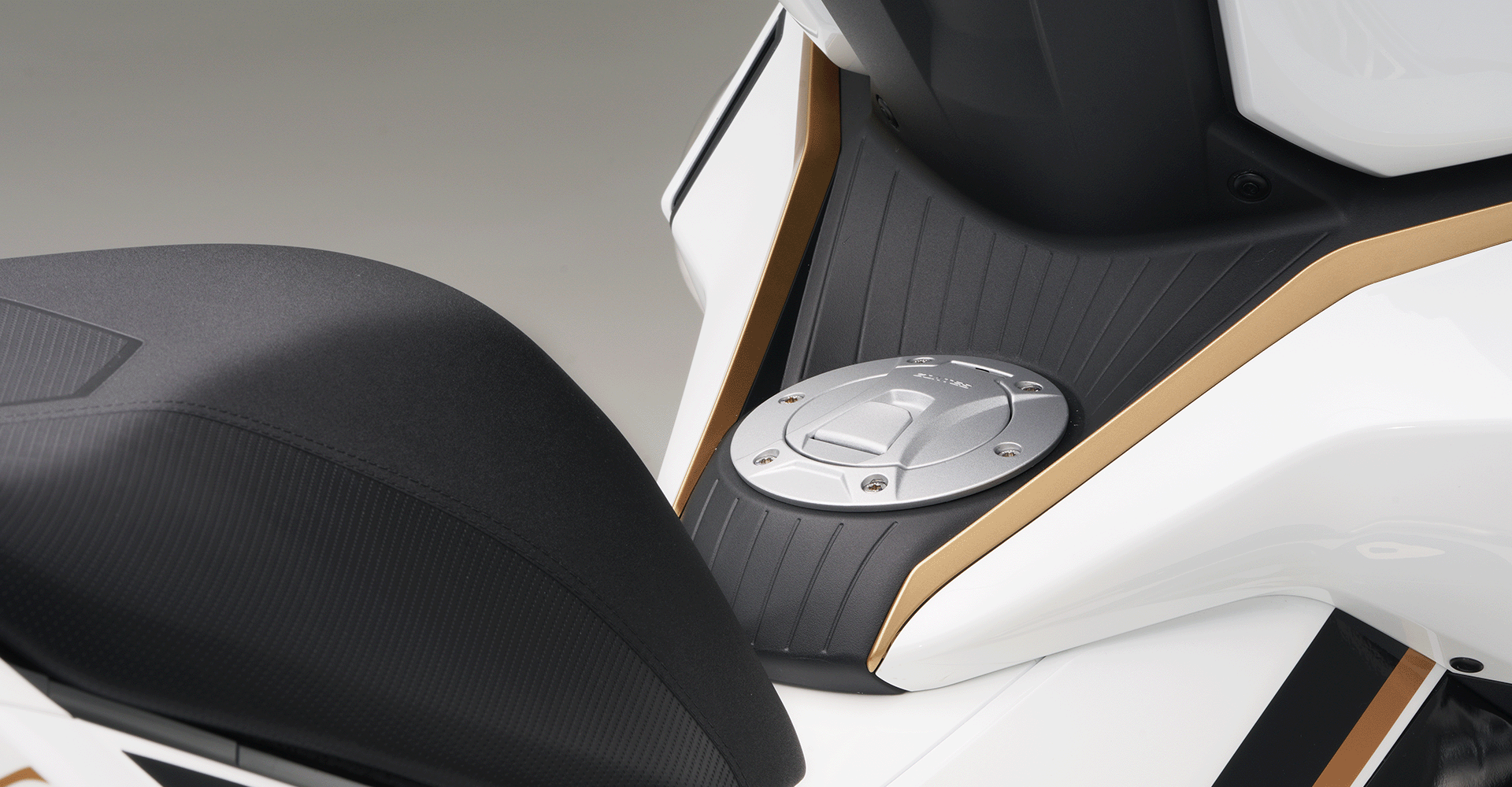 Vista detallada del tanque de combustible de la Zontes 368G, mostrando calidad y diseño.