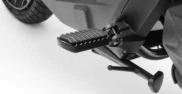 Detalle de la construcción robusta y acabados de una moto Zontes.