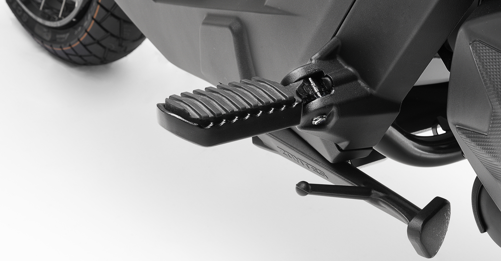 Detalle de la construcción robusta y acabados de una moto Zontes.