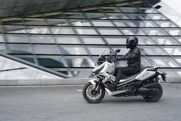 Zontes 368G, SUV de dos ruedas enfocado en versatilidad y potencia.