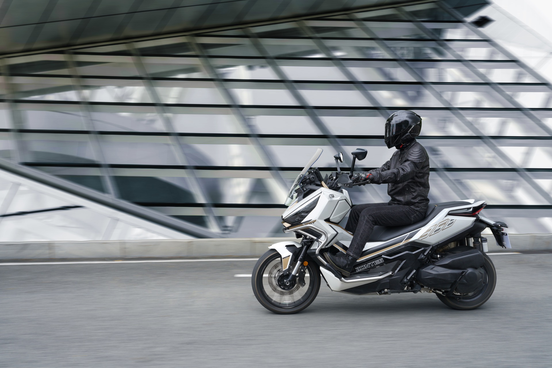 Zontes 368G, SUV de dos ruedas enfocado en versatilidad y potencia.