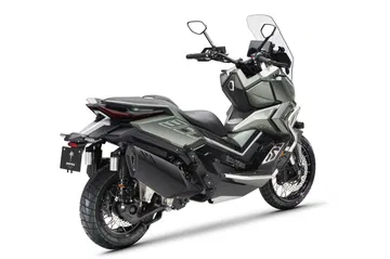 SUV de dos ruedas Zontes 368G con diseño robusto y versátil.