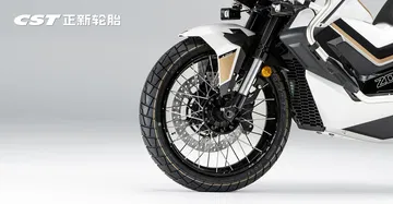 Vista delantera y lateral de la Zontes 368G, neumático y suspensión robustos para terrenos difíciles