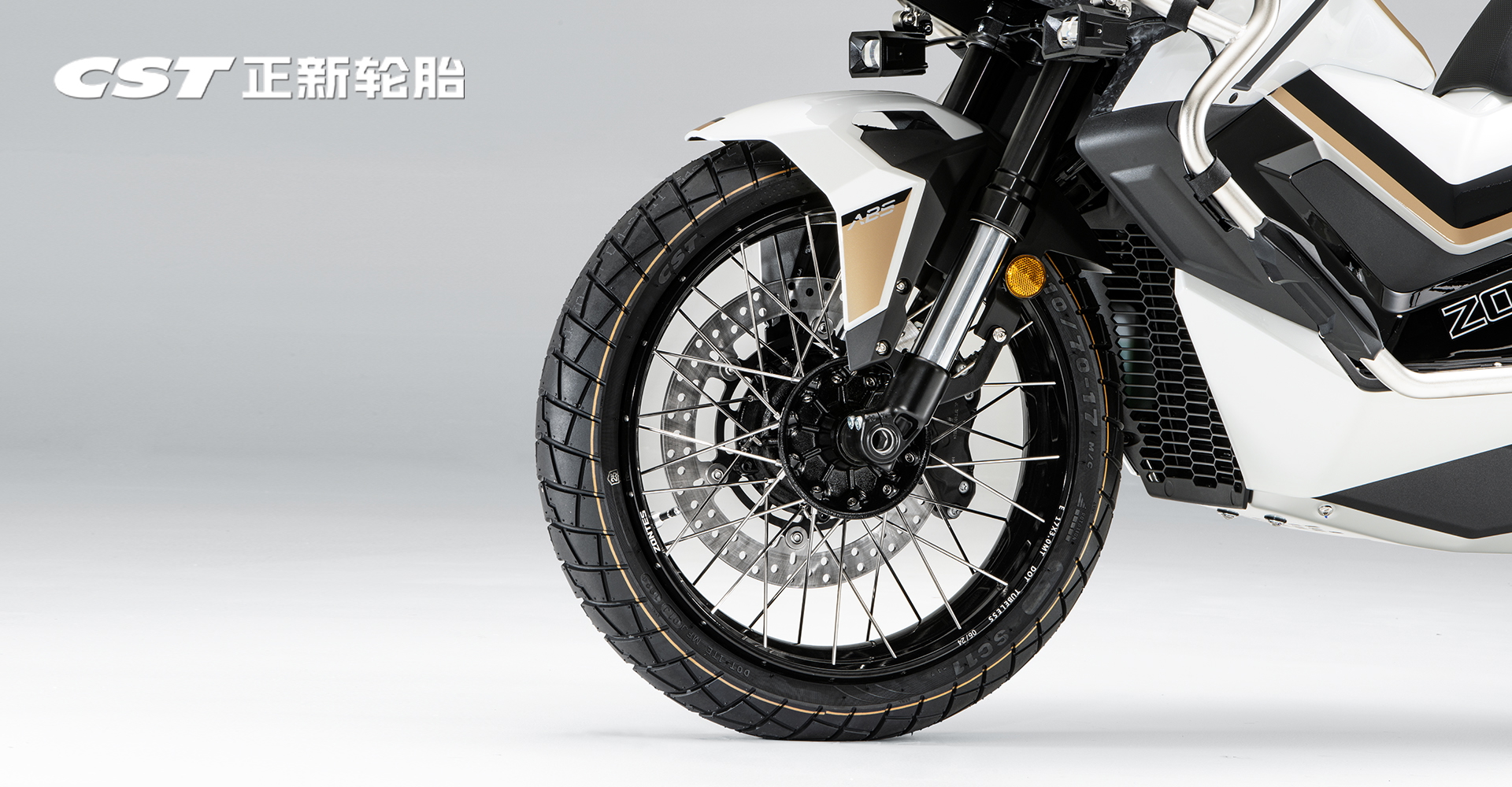 Vista delantera y lateral de la Zontes 368G, neumático y suspensión robustos para terrenos difíciles