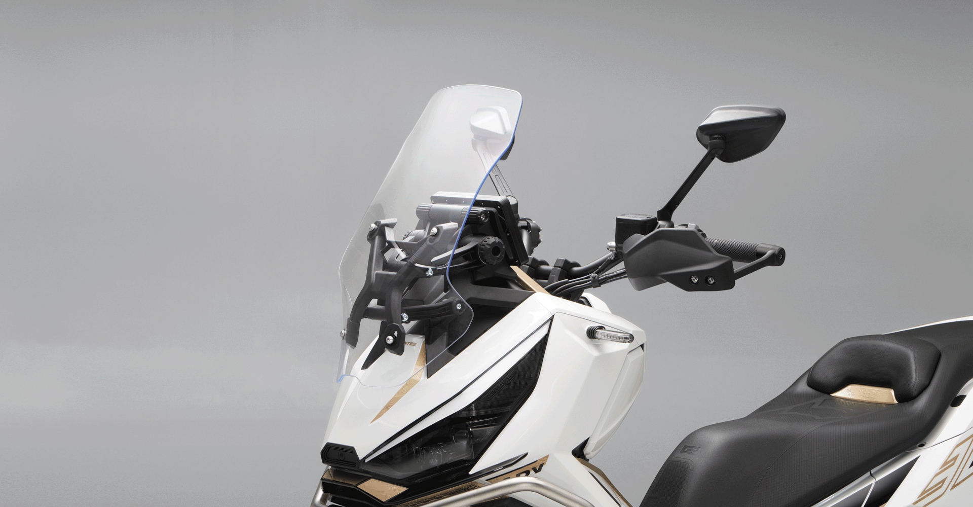 Vista angular delantera de la Zontes 368G, destacando su diseño robusto.