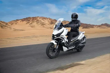 Vista lateral de la Zontes 368G en acción, destacando su diseño aventurero.