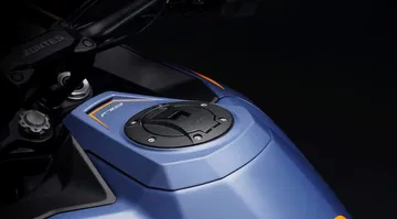 Nueva Zontes 703F en color azul, vista parcial lateral mostrando tanque.