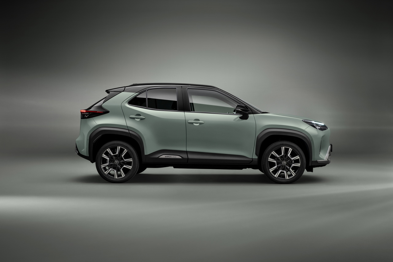 Vista lateral Yaris Cross resaltando línea y diseño Vista lateral Yaris Cross resaltando línea y diseño