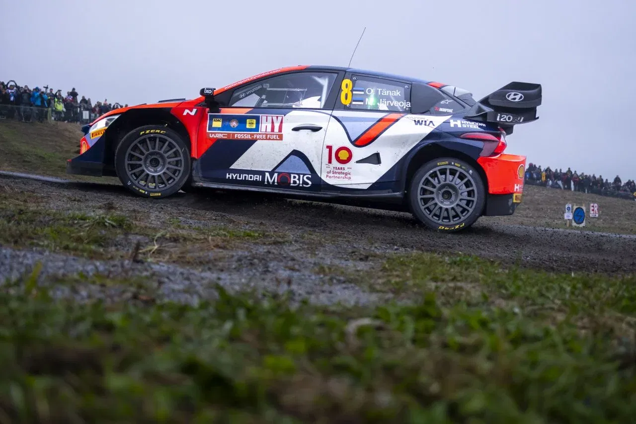 Hyundai i20 en acción, derrapando con maestría en el Rally de Centroeuropa. Hyundai i20 en acción, derrapando con maestría en el Rally de Centroeuropa.