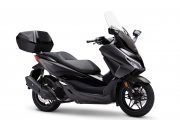 Vista lateral del Honda Forza 125 con baúl, diseño robusto y aerodinámico.