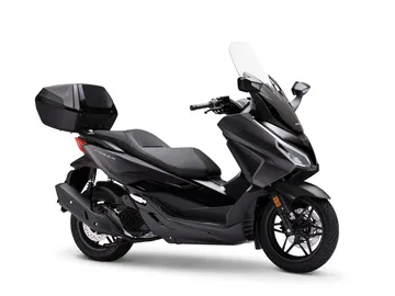 Vista lateral del Honda Forza 125 con baúl, diseño robusto y aerodinámico.